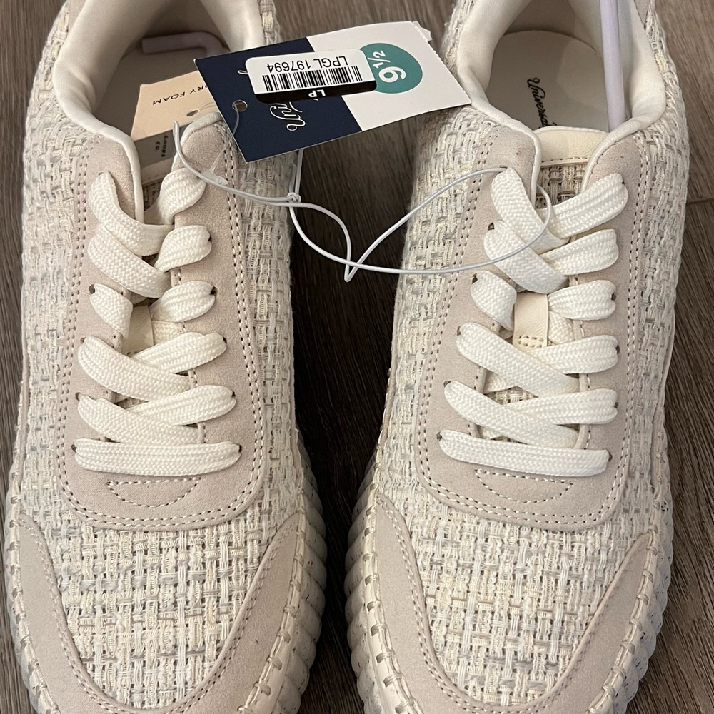 Universal Thread Cream Athletic Shoe NWT